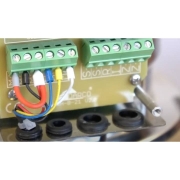 Regulátor otáček pro hybridní turbínu, do instalační krabice