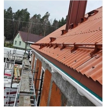 Držiak rúrkového snehového zachytávača pre vlnité dosky 177/51 – 2 rúrky ø 32 mm