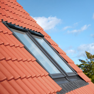 Solárne strešné okno Velux s diaľkovým ovládaním GGL 306830