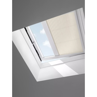 Diaľkovo ovládaná skladaná roleta Velux FSK so solárnym pohonom